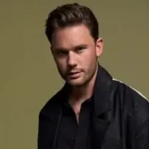 Nghệ sĩ Jeremy Irvine