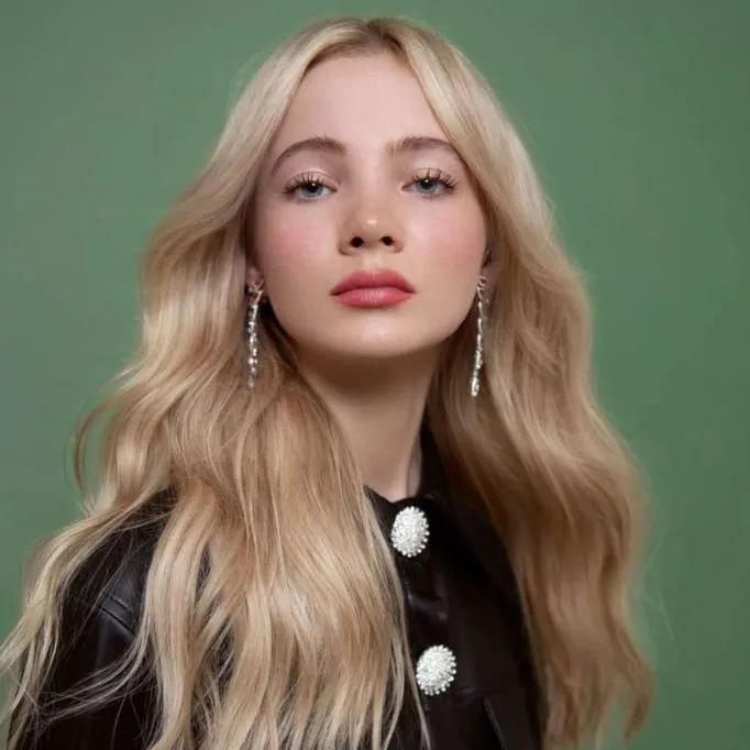 Nghệ sĩ Freya Allan