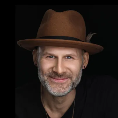 Nghệ sĩ Kyle Strauts