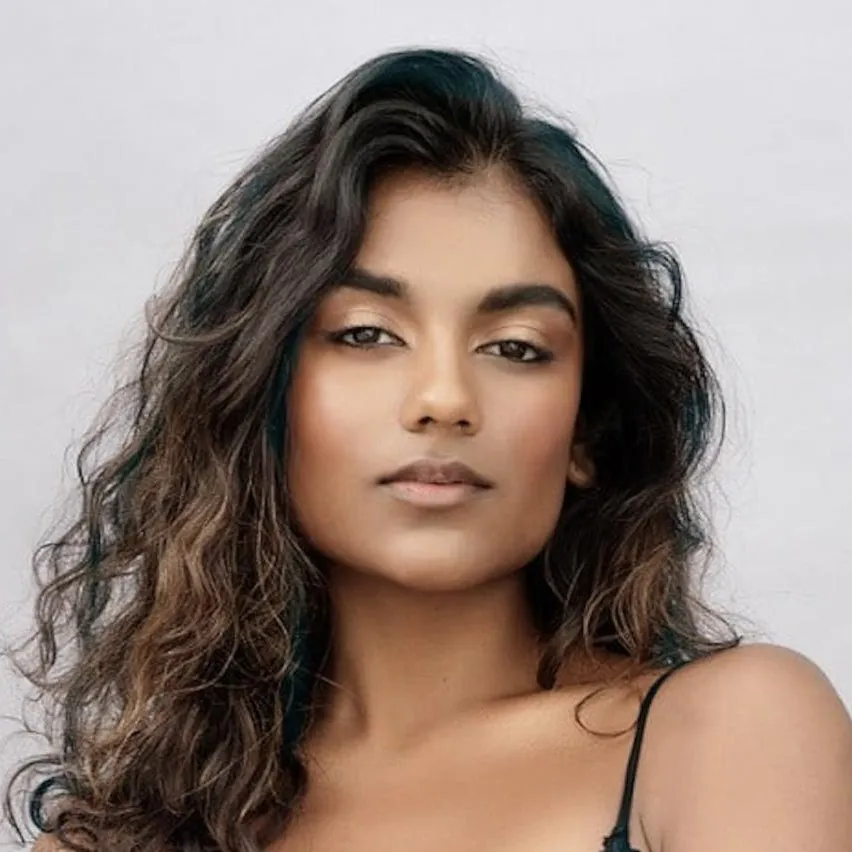 Nghệ sĩ Simone Ashley