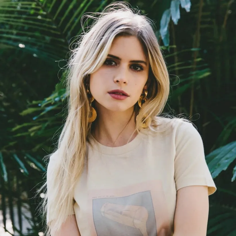 Nghệ sĩ Carlson Young