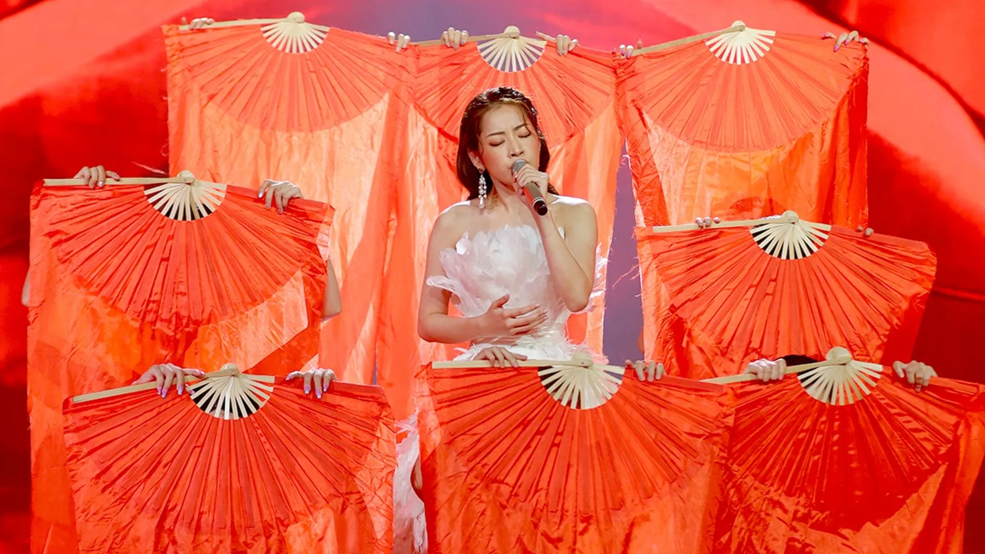Chi Pu hát live Cung Đàn Vỡ Đôi lần đầu tiên trên Sóng VieON