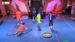 S.T Sơn Thạch Chơi Nhiệt Tình Rớt Luôn Miếng Độn Giày Kiến Ai Cũng Cười Bò