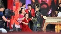 Hồng Vân đòi bóp cổ Thúy Ngân vì tội bán nhà, bỏ chồng theo trai