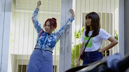 Cách cua trai không đụng hàng của hai gái ế Khả Như và Phương Linh